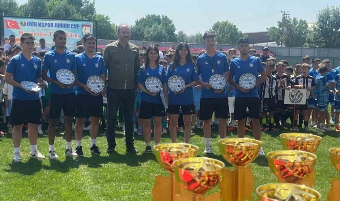 Kütahya'nın Tavşanlı ilçesinde düzenlenen 7. Nejat Tülek Junior CUP Futbol