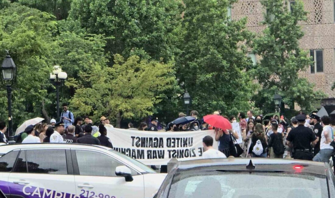 New York'un Washington Square Park'ında İran ve Filistin destekçileri, Donald