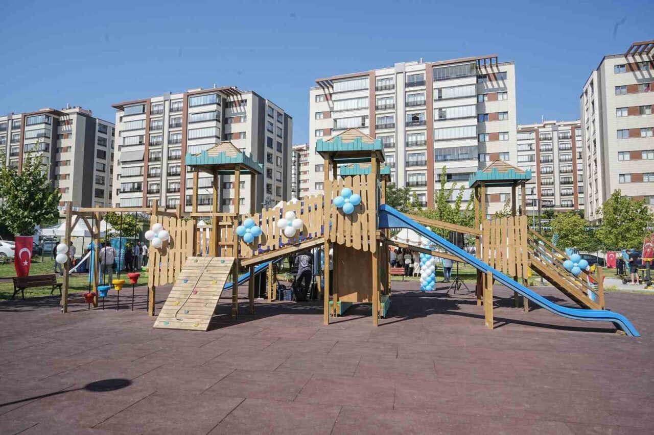 Nilüfer Belediyesi, Balat Mahallesi’nde 4,156 metrekarelik Dişbudak Parkı'nı açtı. Başkan