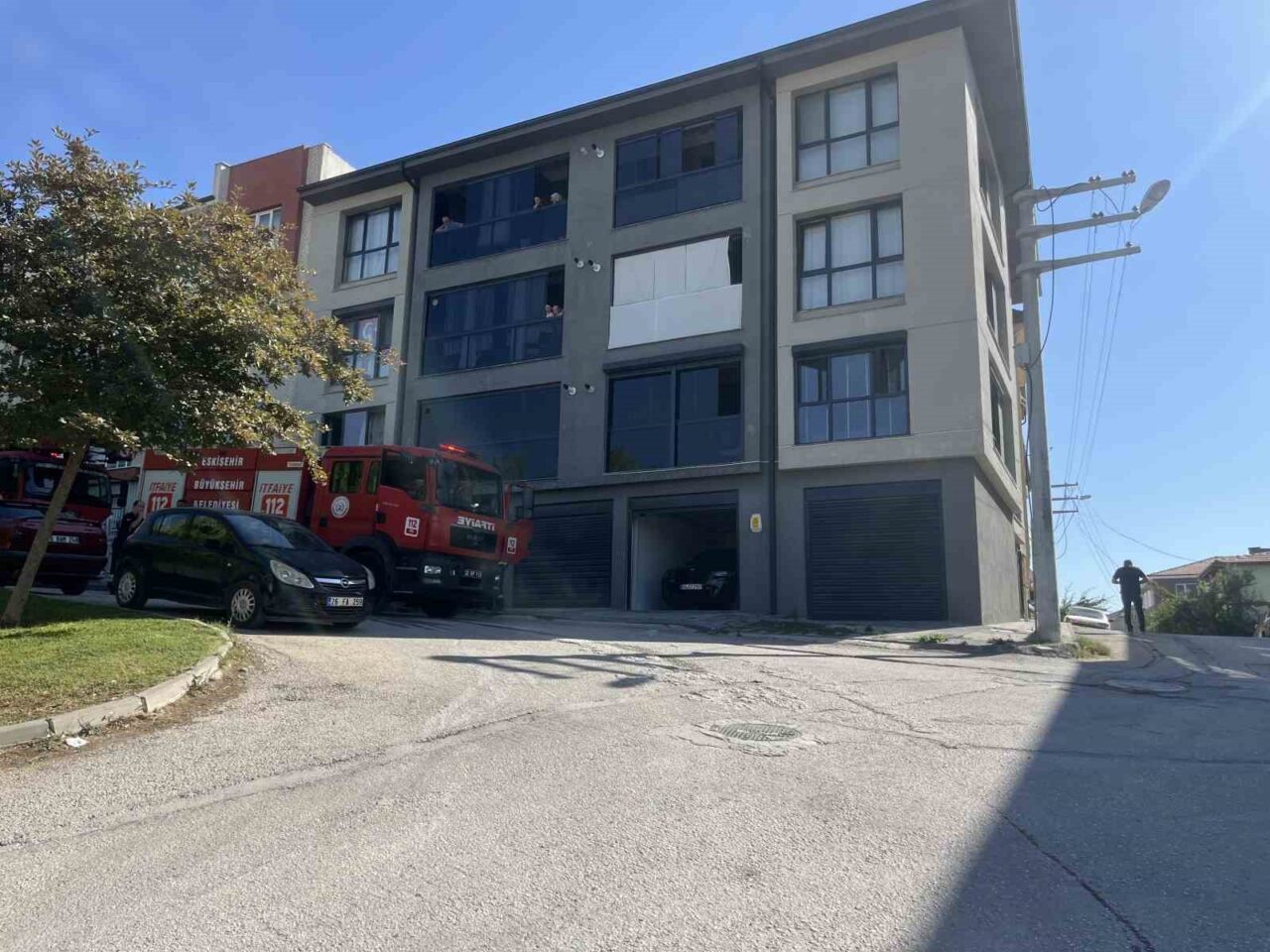 Eskişehir'de bir apartman dairesinde ocakta unutulan yemek yangına neden oldu.