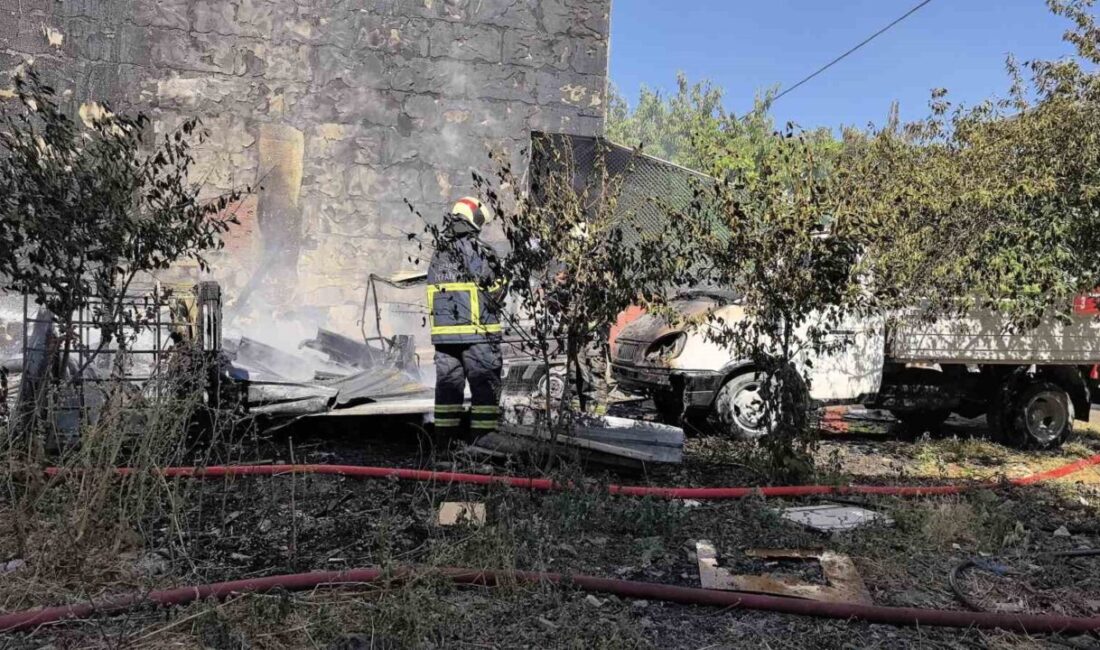 Bursa'nın İnegöl ilçesinde bir odunlukta başlayan yangın, apartman ve iki