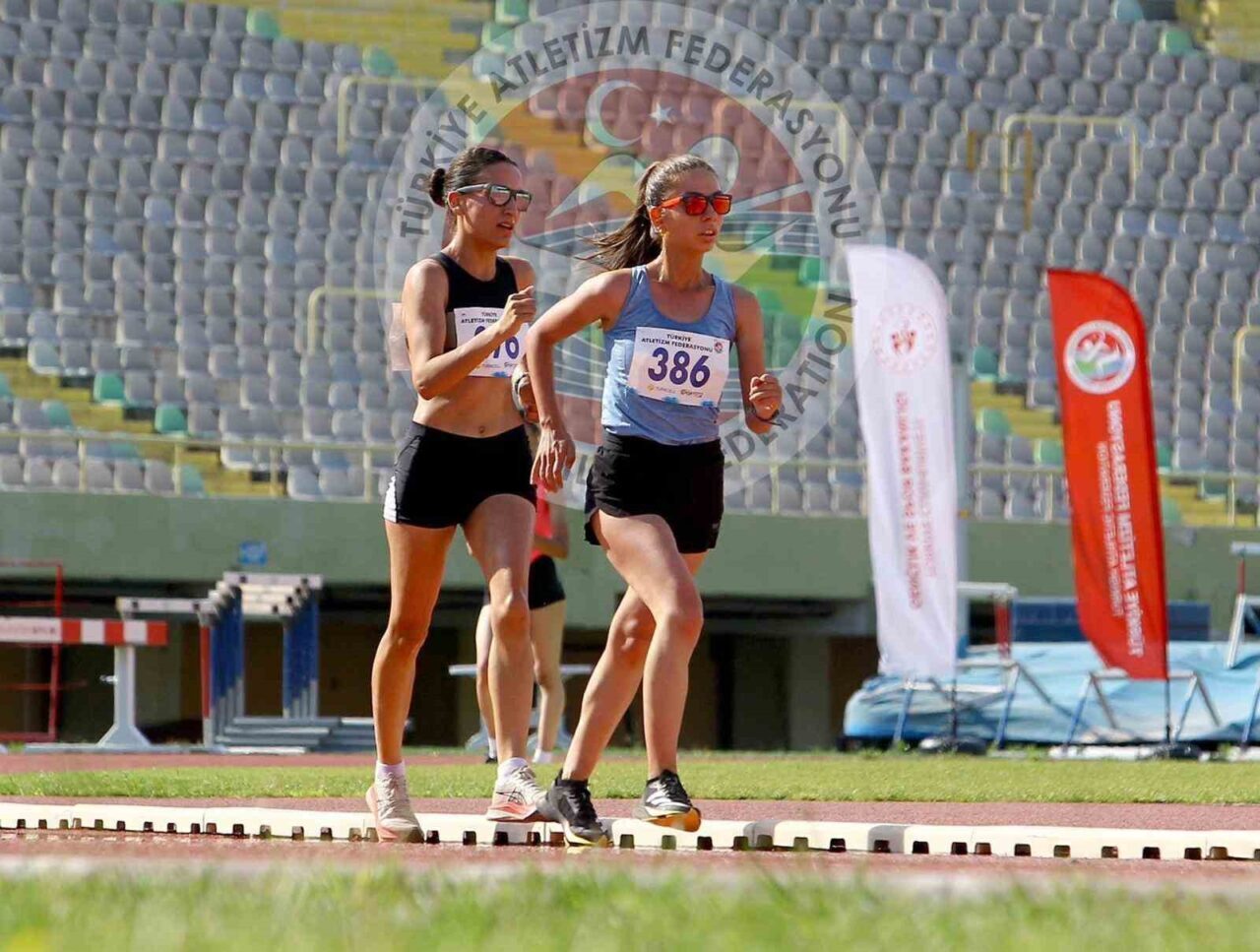 Odunpazarıspor Kulübü, İzmir ve Eskişehir'deki atletizm şampiyonalarında dikkat çekti. Sıla