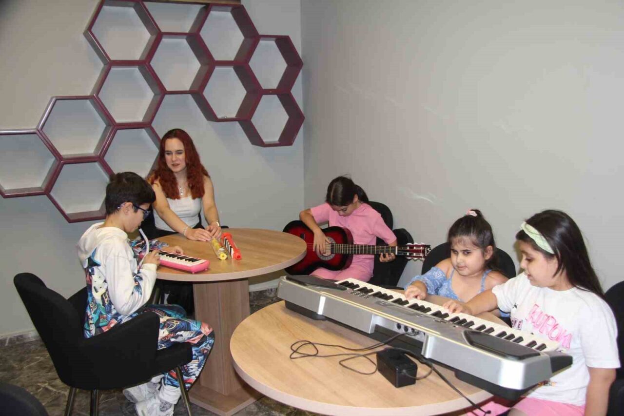Gaziantep'te, 22 yaşındaki görme engelli müzik öğretmeni Simay Boz, görme
