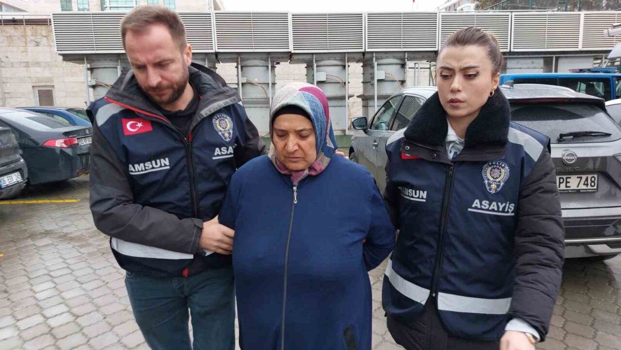 Samsun'da rehber öğretmen Tuba Günaydın (34), annesi Sultan Günaydın (61)