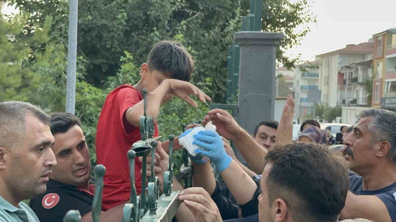 Malatya'nın Battalgazi ilçesinde 13 yaşındaki R.E., kapalı okul bahçesine girmeye