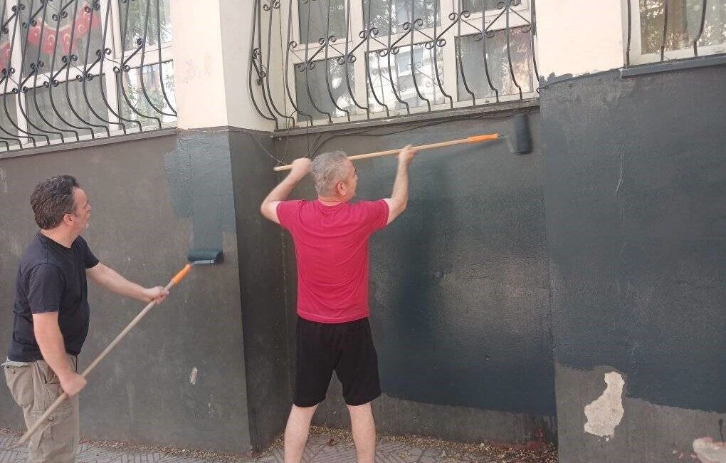 Manisa'nın Yunusemre ilçesindeki Halil Yurtseven İlkokulu, yaz tatilinde okul müdürü