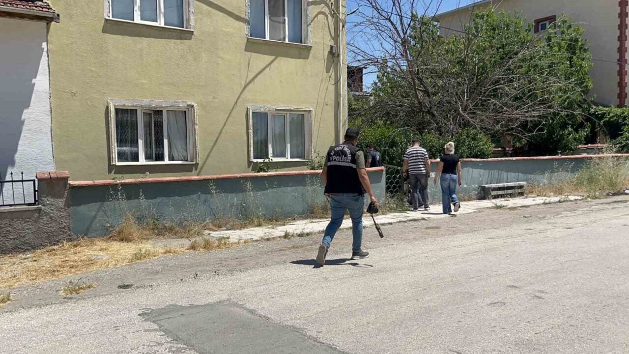 Eskişehir'de 43 yaşındaki Z.Y., evinde ölü bulundu. Yapılan ilk otopsi,