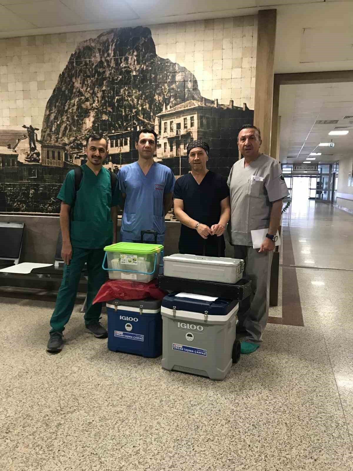 Afyonkarahisar Devlet Hastanesi'nde beyin ölümü gerçekleşen bir hastanın organları, ailesinin