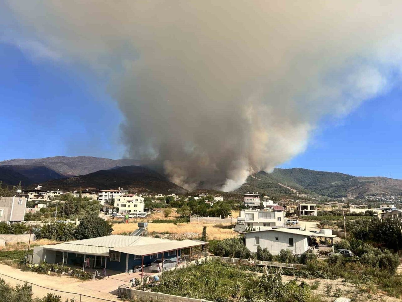 Hatay'da Karaali Mahallesi'nde çıkan orman yangını, 22. saatinde rüzgarın etkisiyle