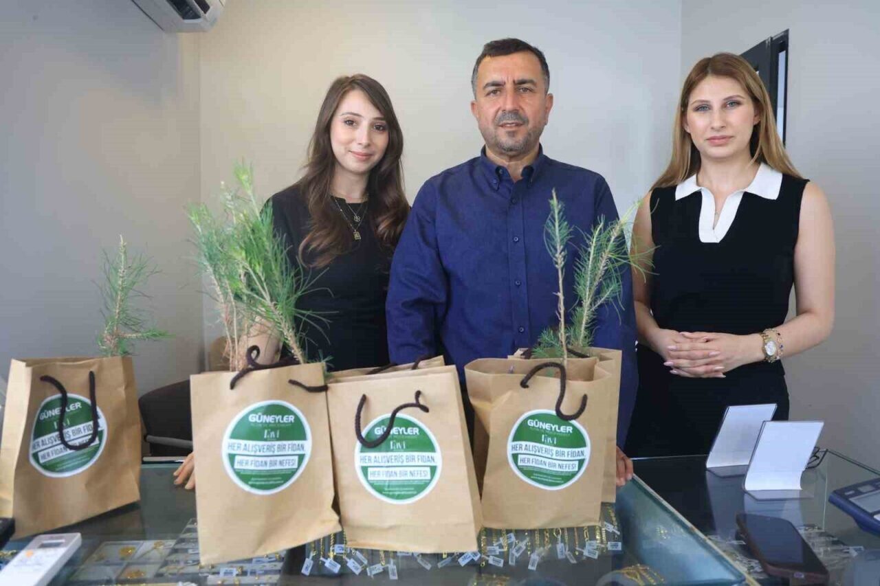 Hatay’da sarraflık yapan Ahmet Güney, orman yangınlarından etkilenen bölgeye destek