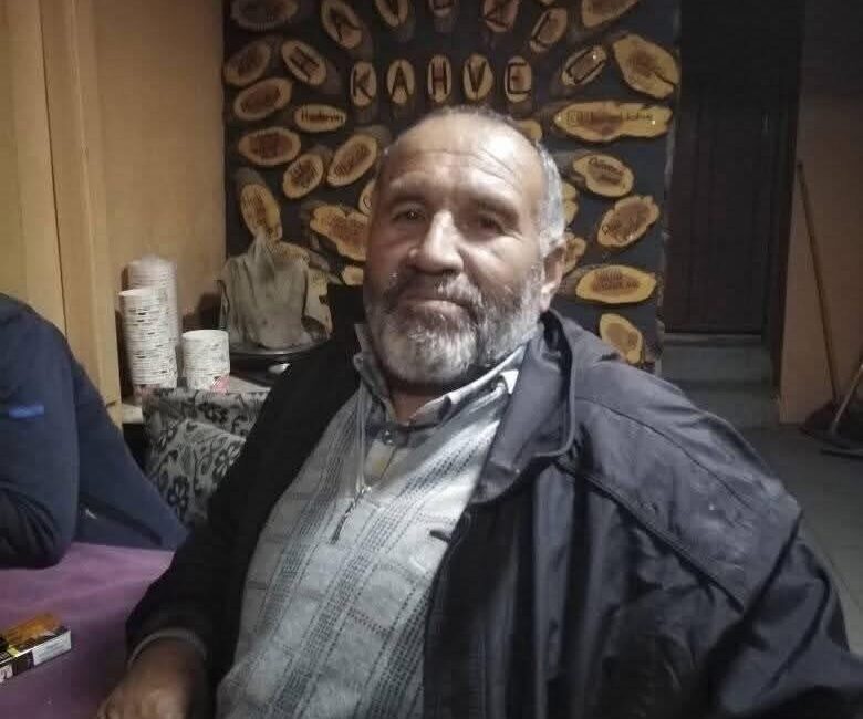 Bolu'nun Mengen ilçesinde ağaç kesimi sırasında Yılmaz Karabak (69), kestiği