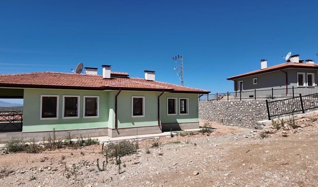 Osmaniye'nin Bahçe Köyü'nde deprem sonrası inşa edilen 89 köy evinin