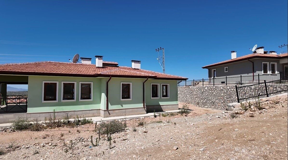 Osmaniye'nin Bahçe Köyü'nde deprem sonrası inşa edilen 89 köy evinin