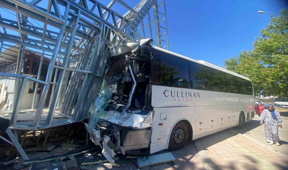 Antalya'nın Aksu ilçesinde meydana gelen trafik kazasında, otel servis otobüsü,