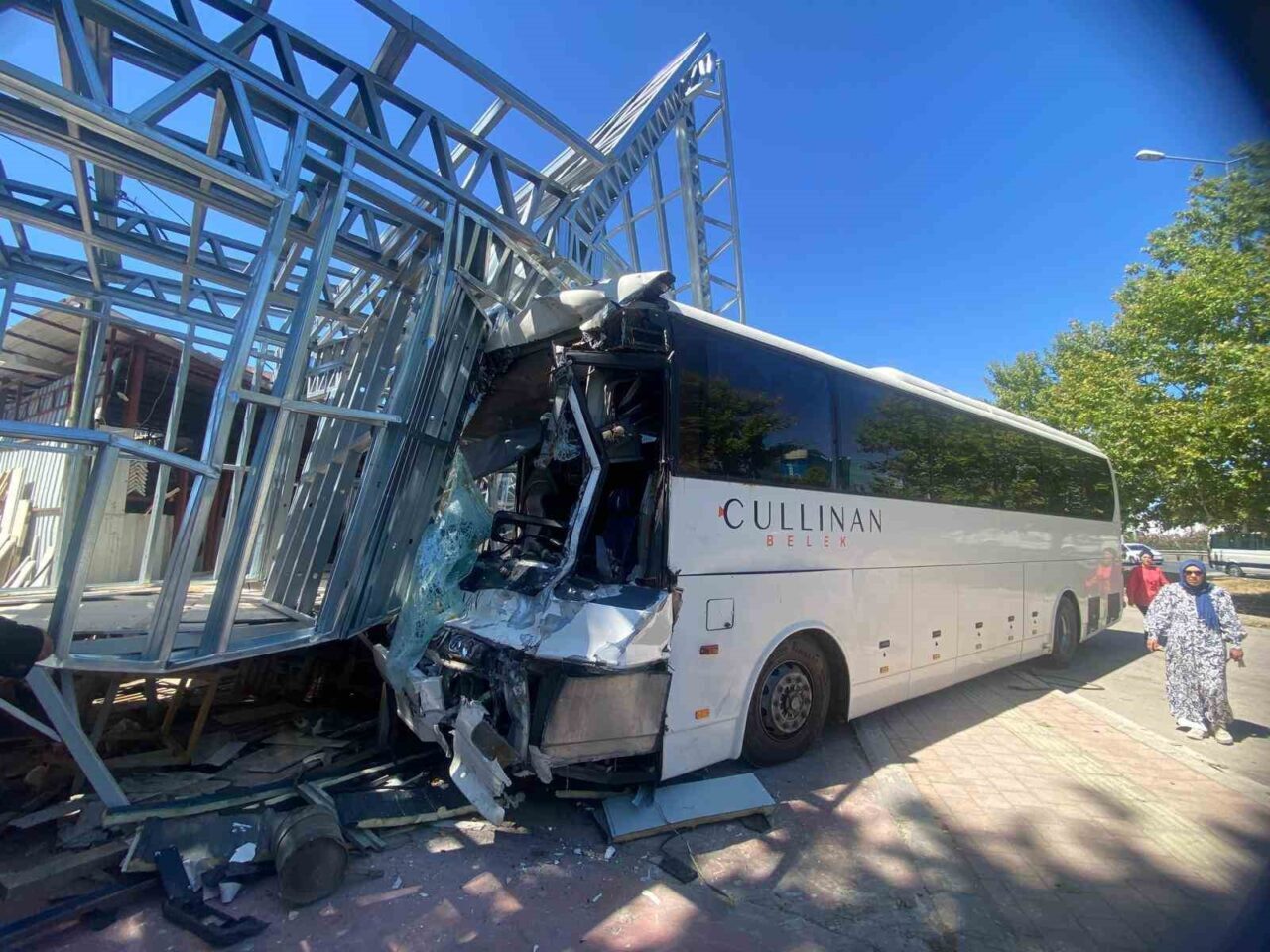 Antalya'nın Aksu ilçesinde meydana gelen trafik kazasında, otel servis otobüsü,