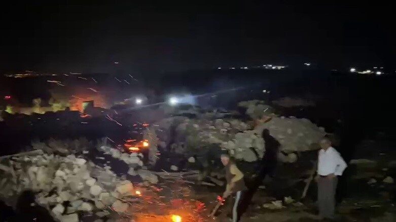 Adıyaman'ın Yenigüven Köyü'nde otluk alanda çıkan yangın, rüzgarın etkisiyle saman