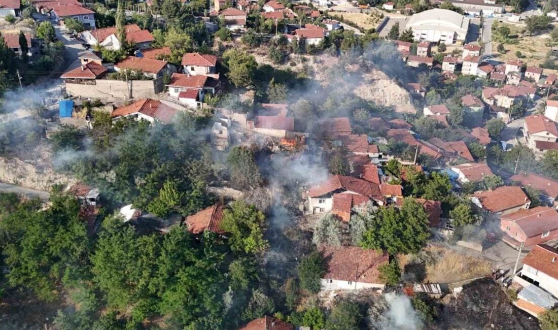 Karabük'te, Yenimahalle Gazi Sokak'ta çıkan yangında 2'si metruk 4 ev