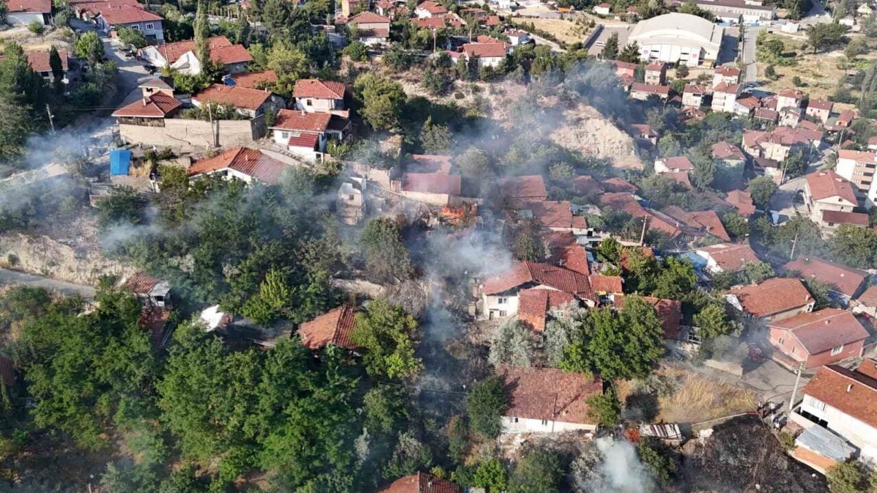 Karabük'te, Yenimahalle Gazi Sokak'ta çıkan yangında 2'si metruk 4 ev