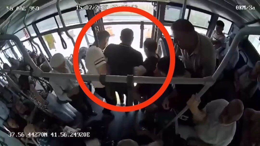 Siirt'te bir halk otobüsünde fenalaşan yolcu, şoförün güzergah değiştirmesiyle hastaneye