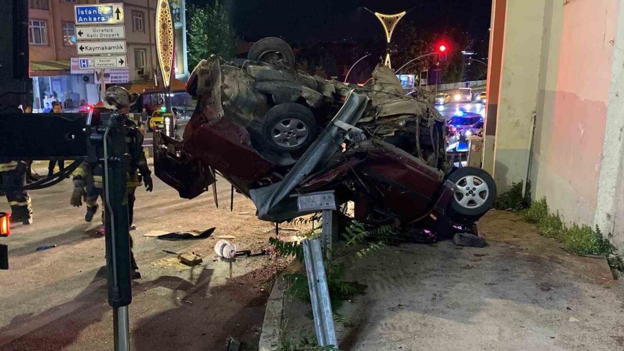 Kocaeli'nin İzmit ilçesinde, rampa inerken kontrolden çıkan Y.C. yönetimindeki otomobil