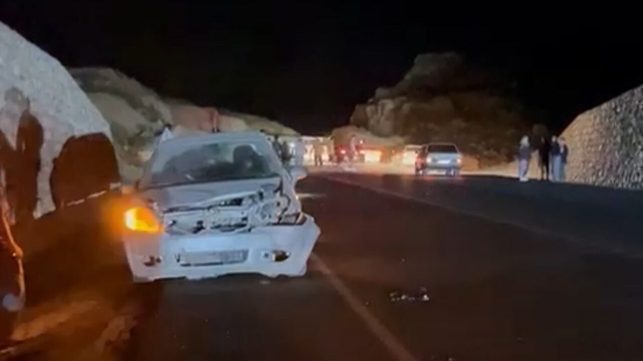 Mersin'in Erdemli ilçesinde, sürücüsü ile üç yolcusunun bulunduğu bir otomobil,