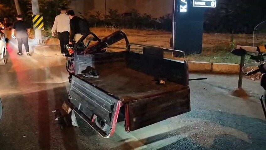 Bursa'nın Osmangazi ilçesinde, direksiyon hakimiyetini kaybeden bir otomobil elektrikli motosiklete