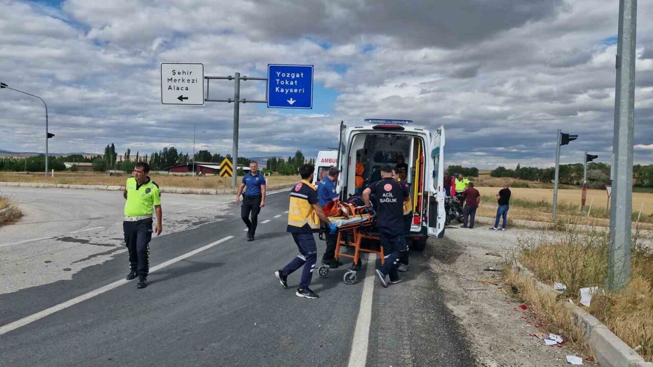 Çorum’un Alaca ilçesinde bir otomobil ve motosikletin çarpışması sonucu F.C.