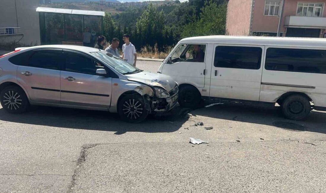Karabük'te otomobil ve panelvan minibüs çarpıştı, kazada maddi hasar oluştu.