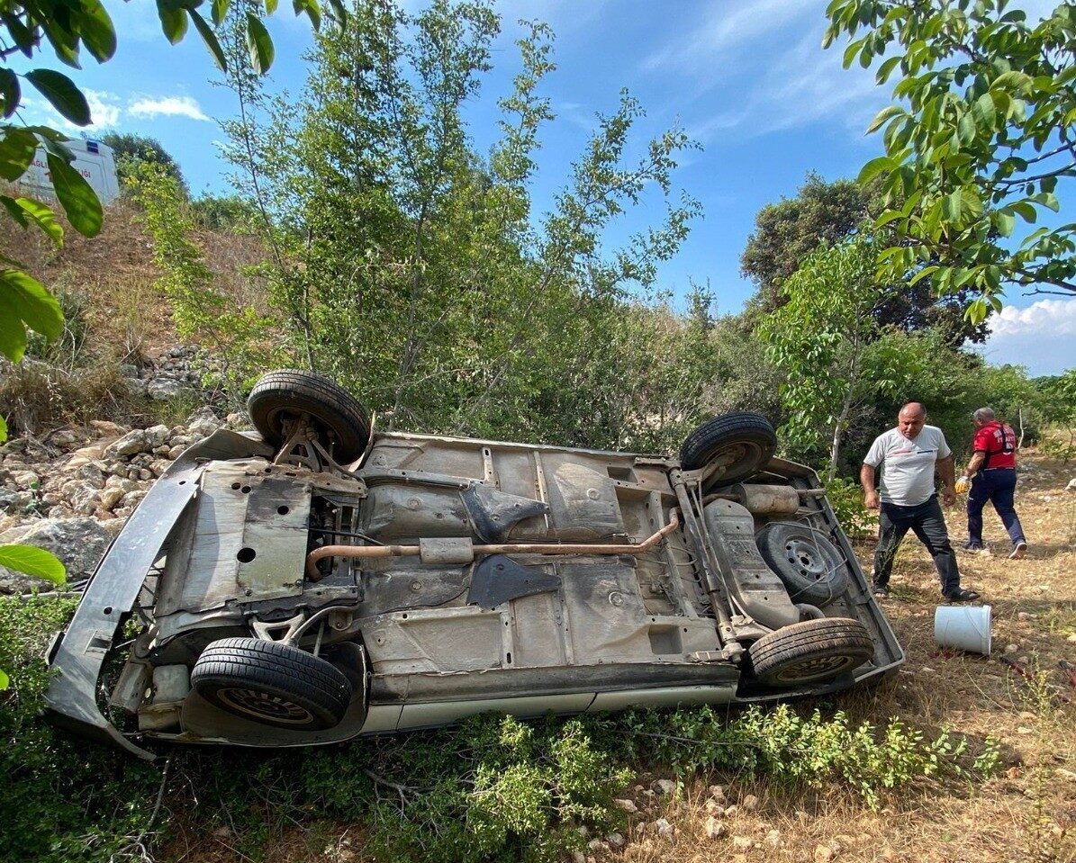 Mersin'in Erdemli ilçesinde A.Ş. yönetimindeki otomobil, sürücüsünün direksiyon hakimiyetini kaybetmesi
