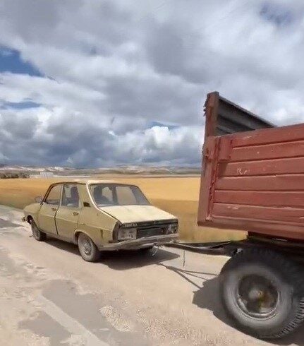 Eskişehir'in Alpu ilçesinde, plakasız otomobilin arkasına bağlantılı traktör römorku ile