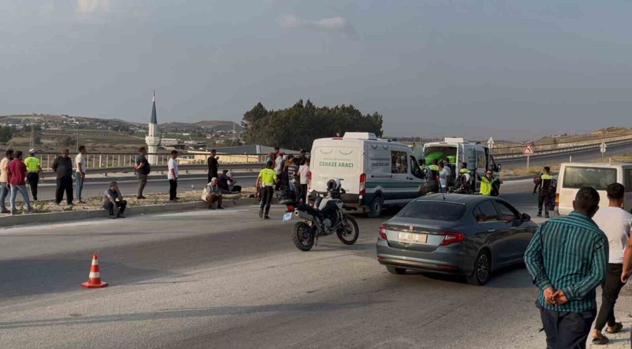 Hatay'da, 75 yaşındaki Hafiye Ö., Antakya-Reyhanlı yolu üzerindeki deprem şehitliği