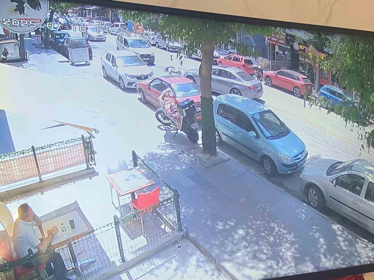 Ankara'nın Yenimahalle ilçesinde bir otomobil, karşıya geçmek isteyen yaşlı bir