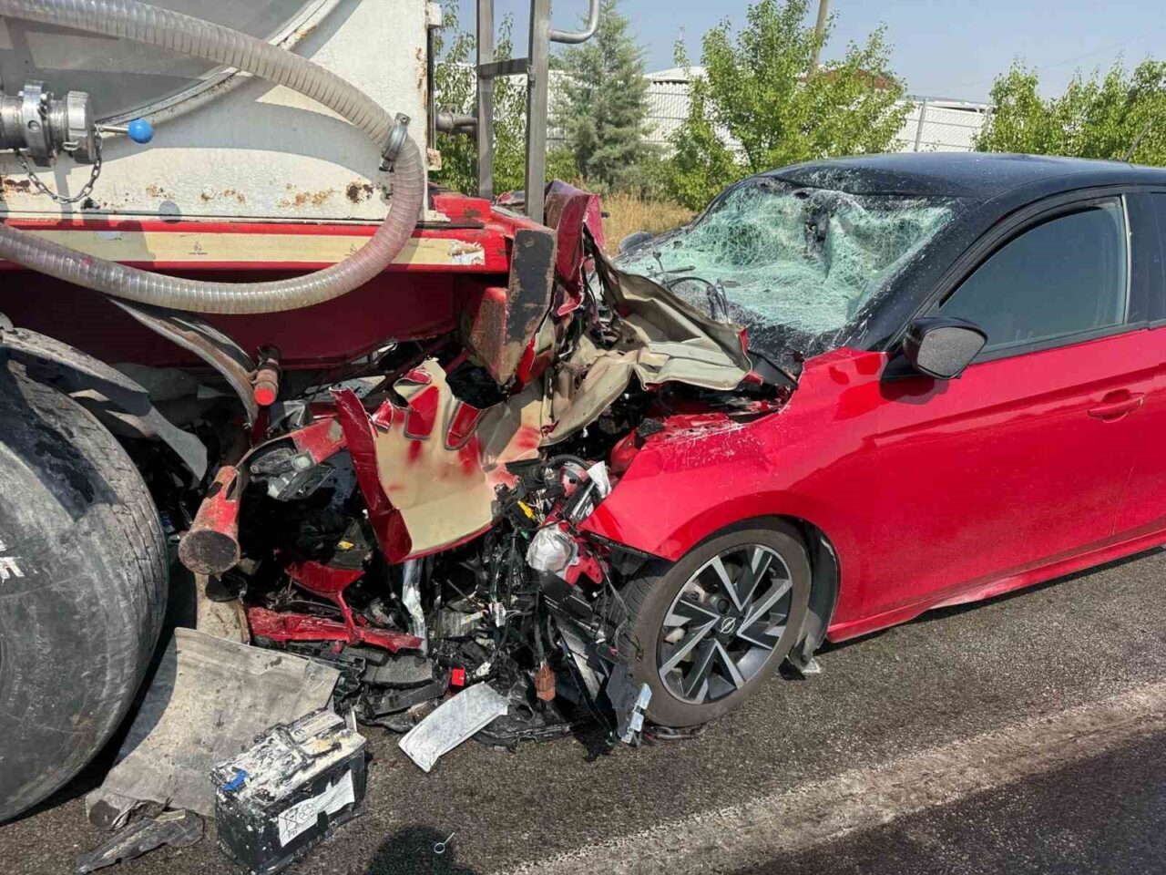 Afyonkarahisar'da bir otomobilin park halindeki süt tankerine çarpması sonucu otomobilin
