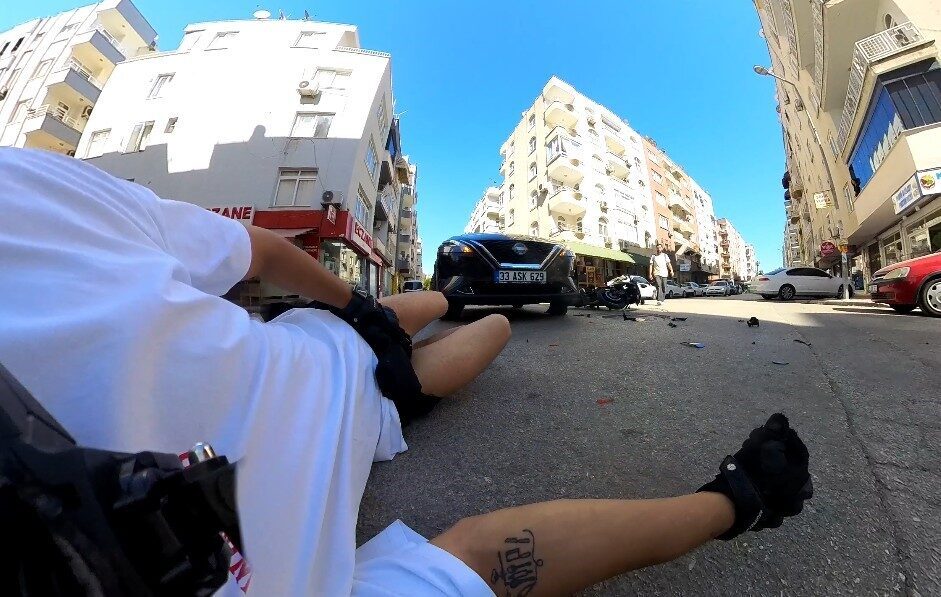 Mersin'in Yenişehir ilçesinde motosikletli Ümit Buğra Türkmen, L.A.'nın kullandığı otomobille