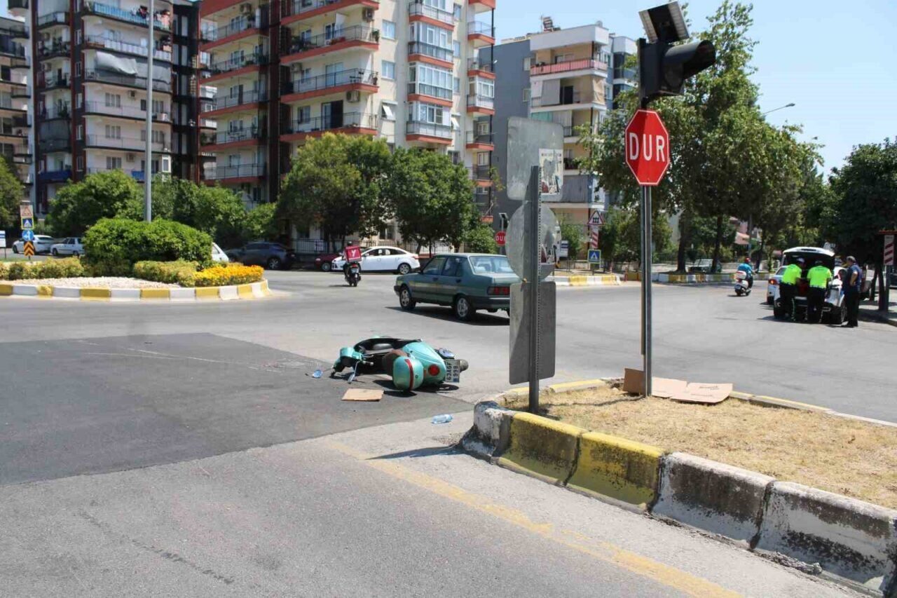 Aydın'ın Efeler ilçesindeki kavşakta motosiklet ve otomobilin çarpışması sonucu 2