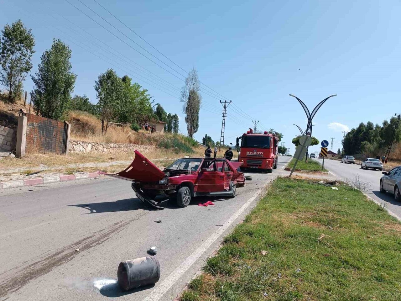Van'ın Muradiye ilçesinde bir otomobil ve kamyonetin çarpışması sonucunda 4