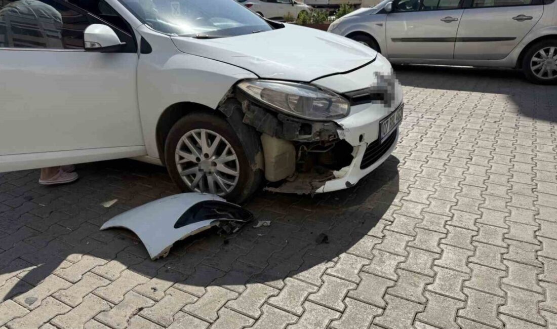 Antalya'nın Gazipaşa ilçesinde meydana gelen kazada, otomobil ve motosiklet çarpıştı.