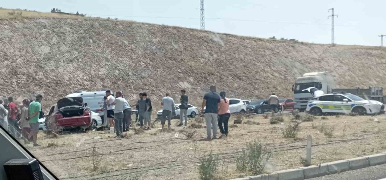 Kayseri'de iki otomobilin çarpışması sonucu meydana gelen kazada 7 kişi