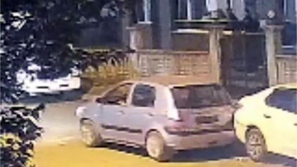 Hendek'te park halindeki araca çarpıp kaçan sürücü, güvenlik kameralarına takıldı.