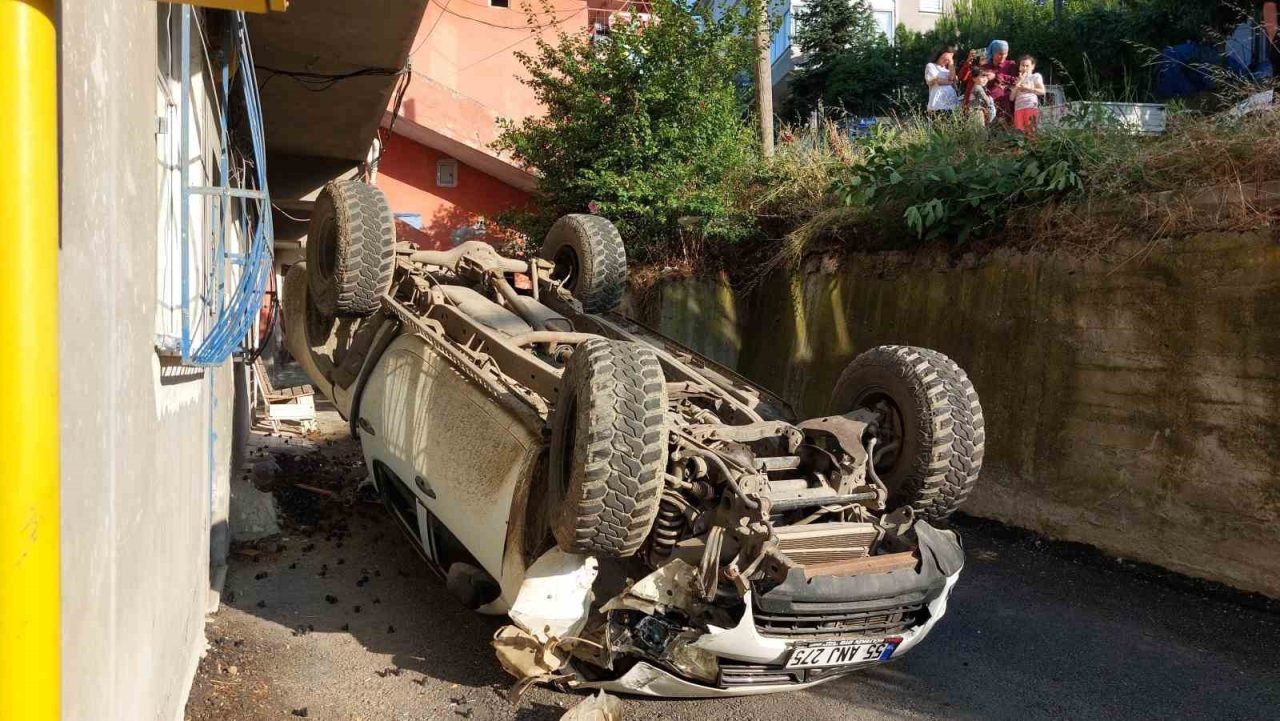 Samsun'un Canik ilçesinde, Sezer Ç. tarafından park edilen kamyonet rampa