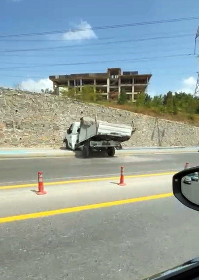 Sakarya'nın Serdivan ilçesinde, park halindeki palet yüklü bir kamyonet, el