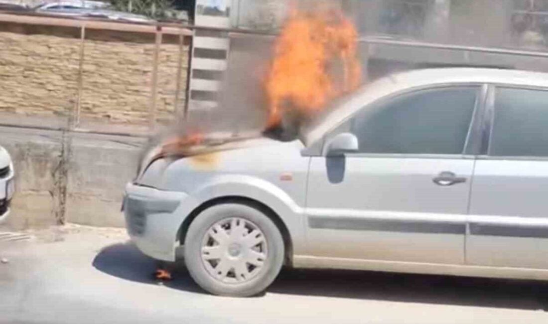 İskenderun'da park halindeki otomobilin motor kısmında bilinmeyen bir sebeple yangın