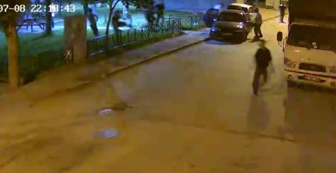 Eskişehir'in Odunpazarı ilçesindeki bir parkta iki grup arasında çıkan tartışma