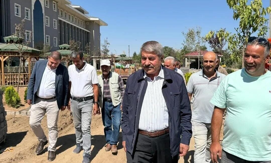 Patnos Belediyesi, Yeni Mahalle'de yeşil alan projelerini denetledi. Belediye Başkanı