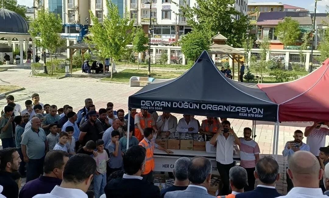 Ağrı'nın Patnos ilçesindeki Recep Tayyip Camii'nde düzenlenen aşure etkinliği, ilçe