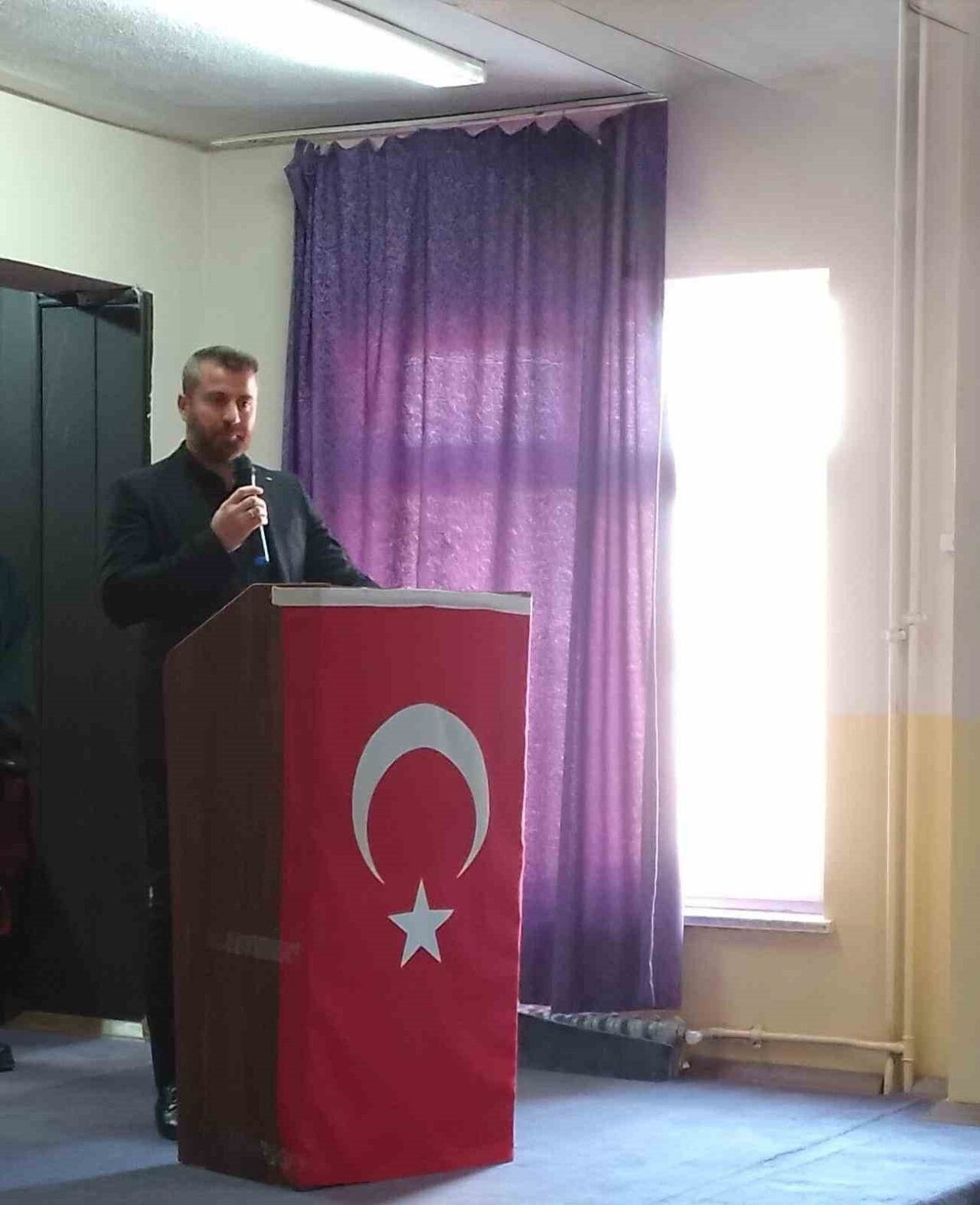 Patnos Eğitim Bir-Sen İlçe Temsilcisi Ayhan Keleş, artan kira fiyatlarının