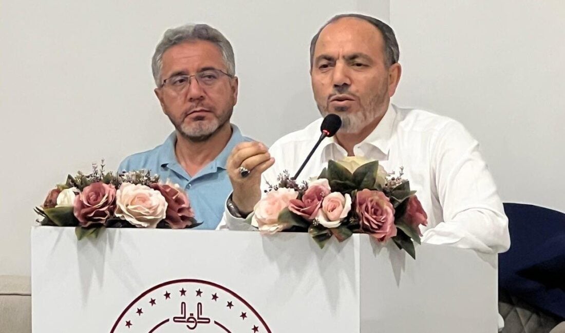 Pamukkale Üniversitesi Rektörü Prof. Dr. Mahmud Güngör, Denizli'deki 'Gençlik Sohbetleri'