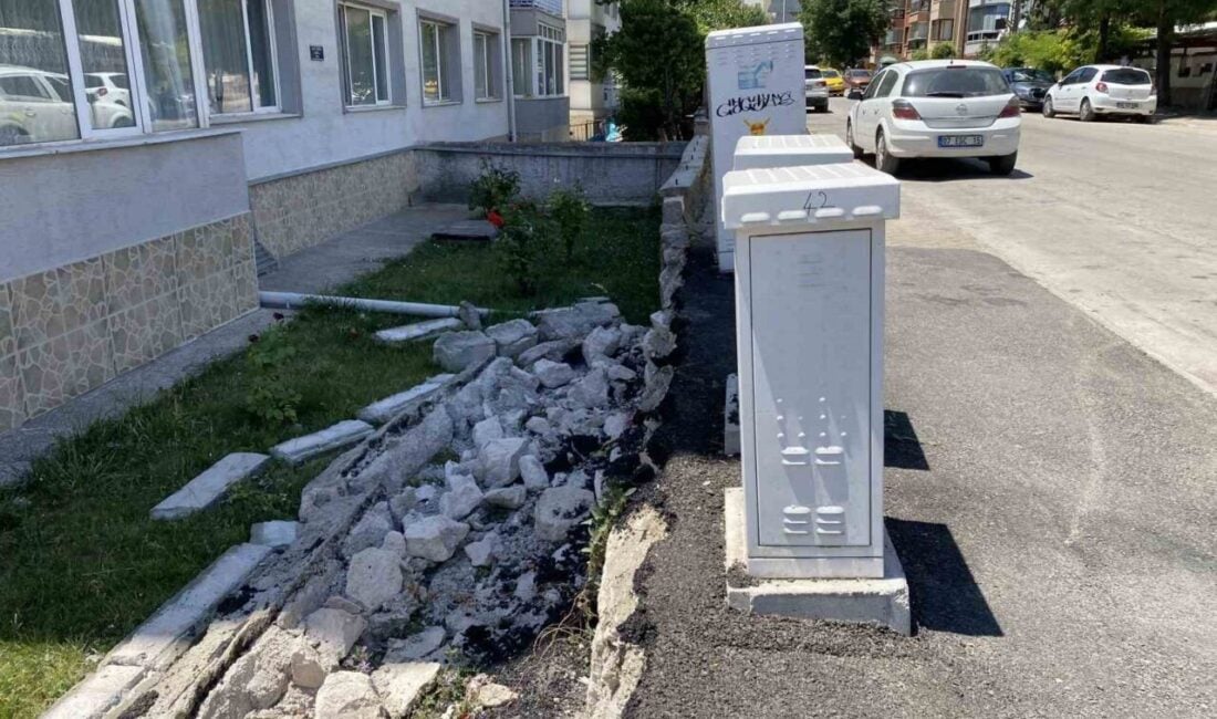 Eskişehir Akarbaşı Mahallesi'nde kamyonların kaldırıma park etmesi, bir bahçe duvarının