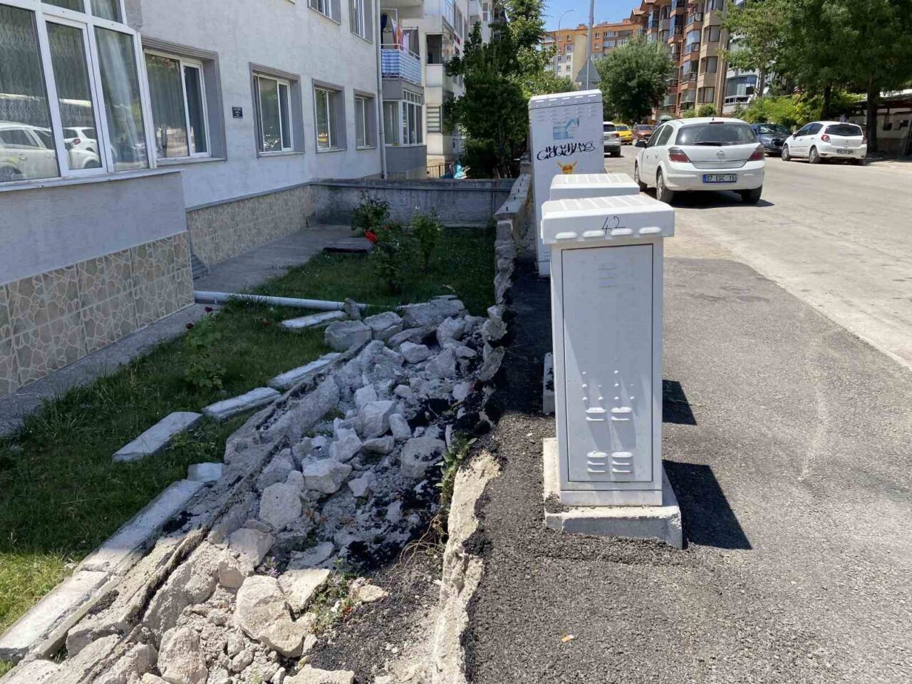 Eskişehir Akarbaşı Mahallesi'nde kamyonların kaldırıma park etmesi, bir bahçe duvarının