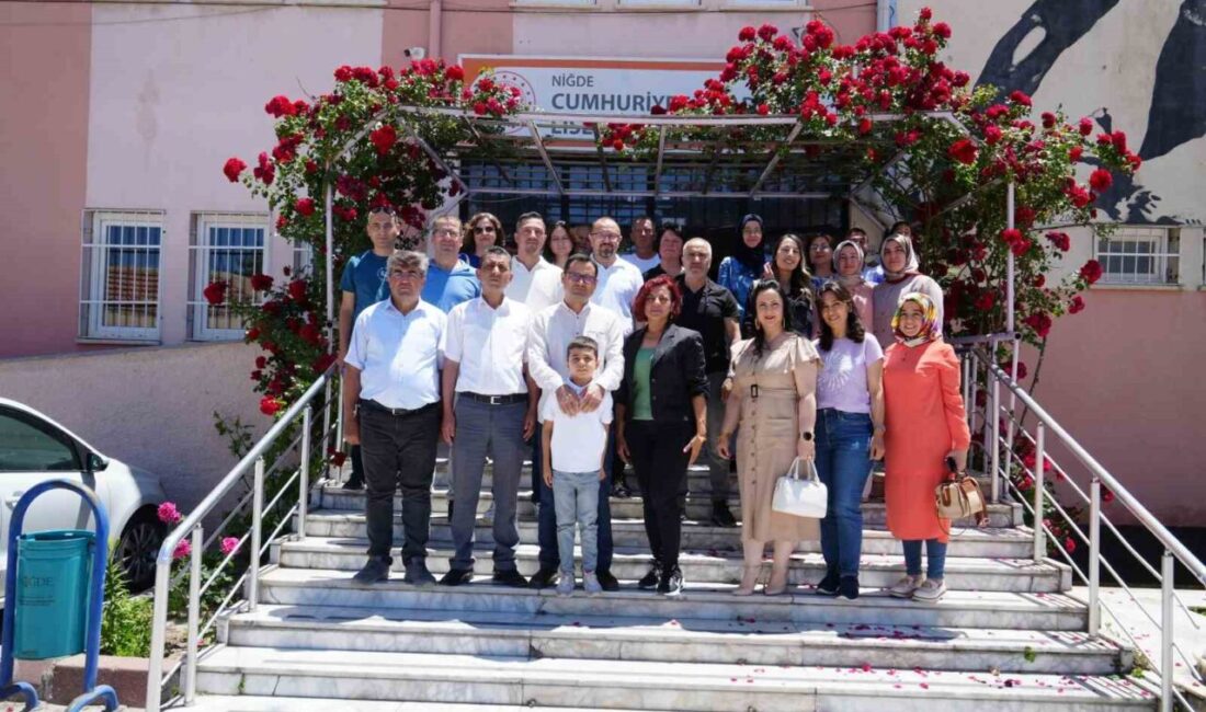 Niğde Cumhuriyet Anadolu Lisesi'nde 27 yıl edebiyat öğretmenliği yapan Pembe
